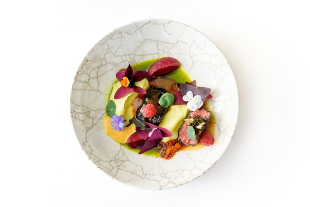 Kreatywne gotowanie — talerz z kolorowym daniem